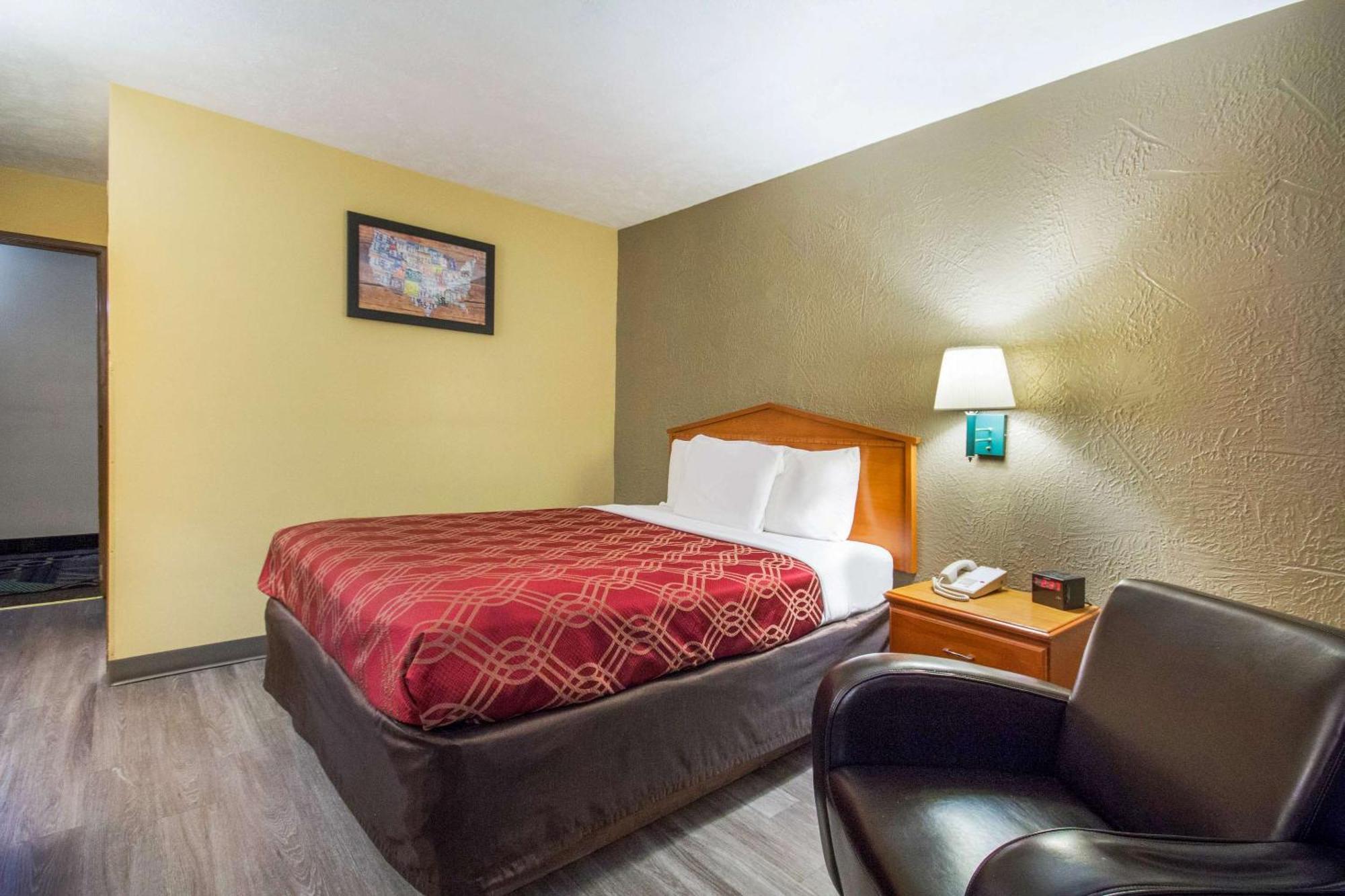 Econo Lodge Lansing - Leavenworth Exterior photo